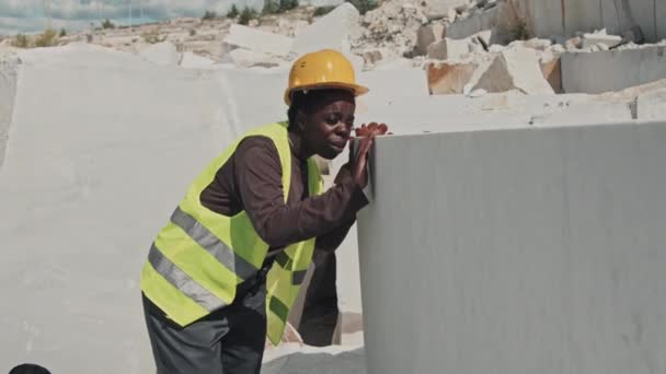 Afrikansk Amerikansk Kvinnlig Gruva Geolog Kontrollerar Kvaliteten Vit Marmor Sten — Stockvideo