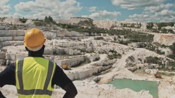 Tunnistamaton Musta Mies Työvaatteissa Kypärässä Nauttimassa Toimivasta Marmorilouhoksesta Aurinkoisena Kesäpäivänä — kuvapankkivideo