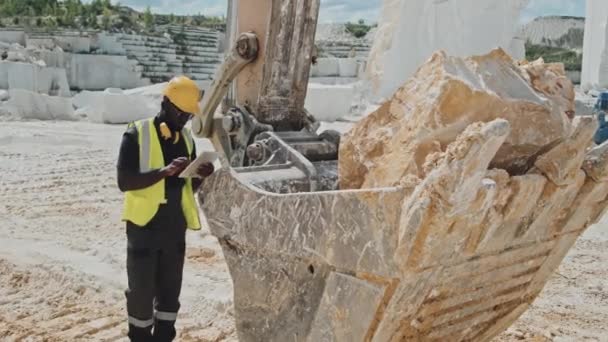 Homem Afro Americano Roupas Trabalho Por Balde Escavadeira Usando Tablet — Vídeo de Stock