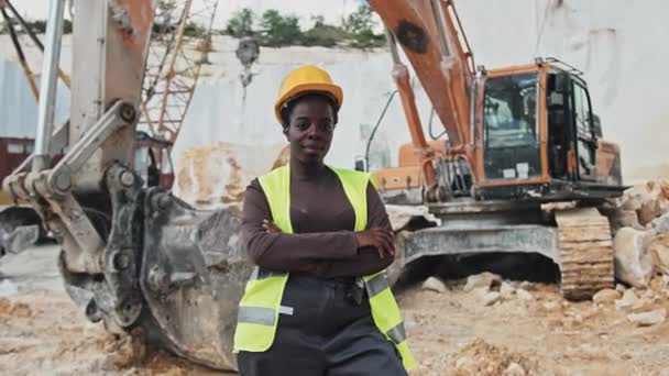 Mujer Afroamericana Confianza Ropa Trabajo Pie Con Los Brazos Cruzados — Vídeos de Stock