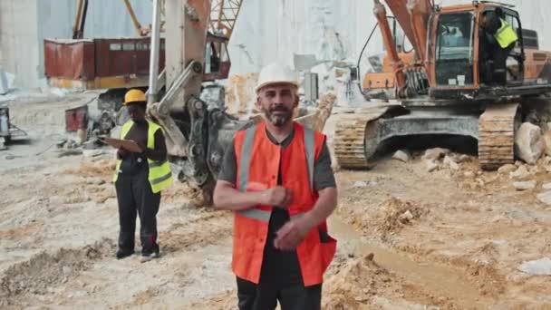 自信を持って成熟した白人労働者で彼の腕を横切ってカメラを見て 現代の大理石の採石場の概念で通常の作業日 — ストック動画