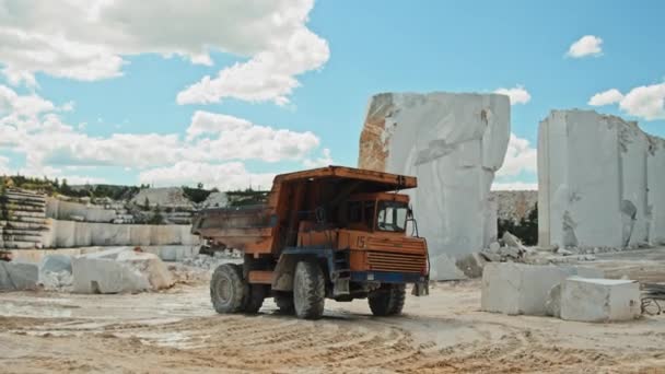 Oigenkännlig Person Som Arbetar Moderna Marmor Stenbrott Körning Drag Lastbil — Stockvideo