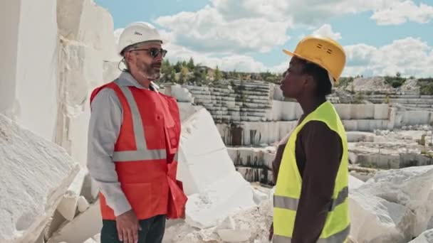 近代的な成熟した白人大理石の採石場の所有者とアフリカ系アメリカ人の前妻何かを議論し 握手を行う — ストック動画