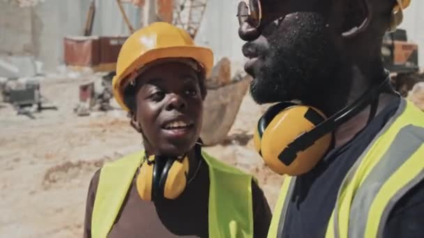 Mladá Dospělá Afroameričanka Navrhuje Svému Spolupracovníkovi Nový Plán Těžby Mramoru — Stock video