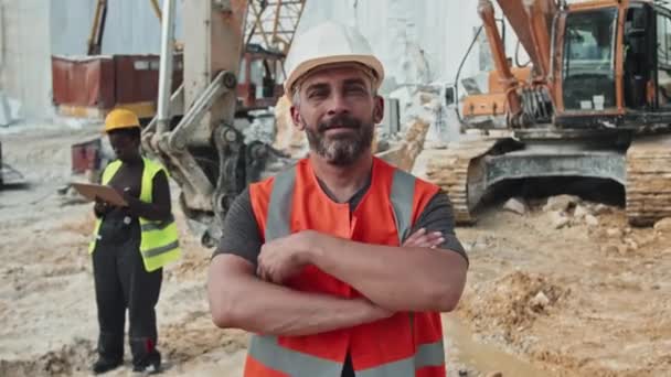Medelstort Porträtt Modern Vit Man Med Skägg Ansiktet Som Arbetar — Stockvideo