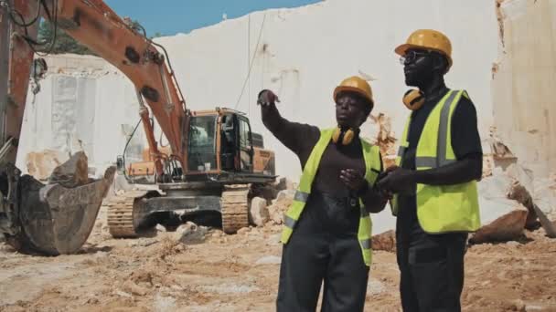 Africký Američan Muž Žena Pracující Mramorové Lomu Diskutovat Těžbě Kamenů — Stock video
