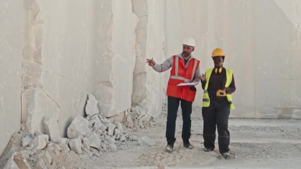 Capataz Caucasiano Maduro Geólogo Minas Afro Americano Olhando Para Pedra — Vídeo de Stock