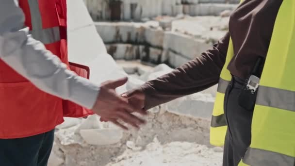 无法辨认的大理石采石场工人握手的中段慢速 — 图库视频影像