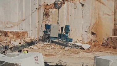 Endüstriyel ekipmanları vinç kancasıyla uzaklaştırmak için mermer ocağında geniş açılı çalışma imkânı.