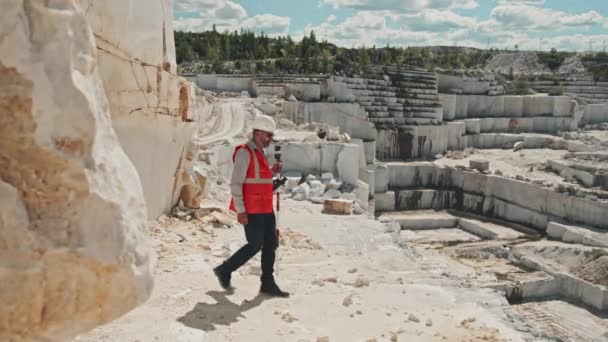 Long Shot Mature Caucasian Man Working Marble Quarry Bringing Setting — Stock Video