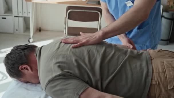 Vue Angle Élevé Patient Mature Allongé Sur Canapé Faisant Des — Video