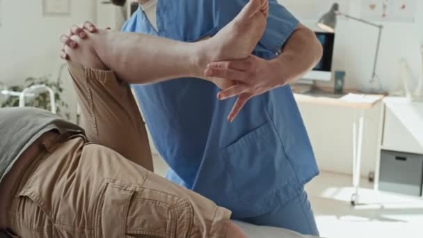 Gros Plan Physiothérapeute Étirant Jambe Patient Alors Était Allongé Sur — Video