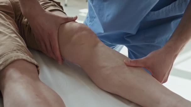 Крупный План Терапевта Массирующего Ногу Пациента Пока Лежит Диване Время — стоковое видео