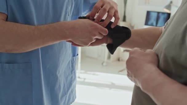 Nahaufnahme Des Arztes Mit Klebebändern Der Verletzten Hand Des Patienten — Stockvideo