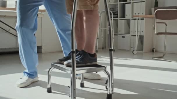 Zbliżenie Pacjenta Ćwiczącego Stopniach Wraz Lekarzem Pomagającym Podczas Rehabilitacji Szpitalu — Wideo stockowe