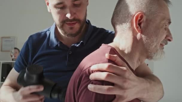 치료사 병원에서 치료를 마사지로 환자의 마사지하는 — 비디오