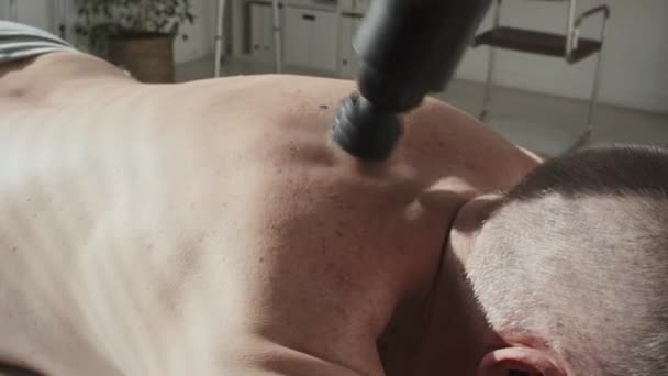 Närbild Sjukgymnast Massage Rygg Patienten Med Slagmassage Behandling Sjukhus — Stockvideo