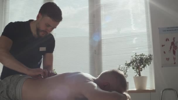 Junge Therapeutin Tut Entspannte Massage Auf Dem Rücken Eines Reifen — Stockvideo