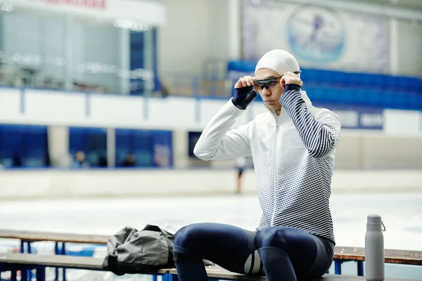 Junge Athletin Sportbekleidung Setzt Sich Brille Auf Sitzt Auf Bank — Stockfoto