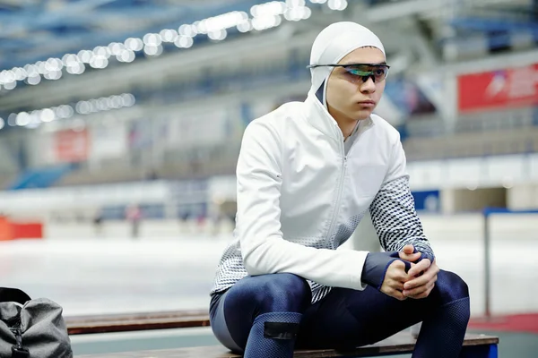 Junger Mann Sportuniform Und Brille Sitzt Auf Bank Vor Der — Stockfoto