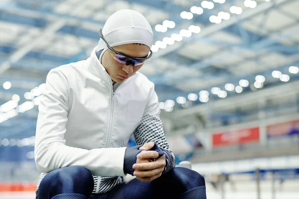 Genç Yorgun Sporcu Sporcu Şık Spor Kıyafetleriyle Kameranın Önünde Otururken — Stok fotoğraf