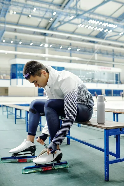 Spor Giyim Sektöründe Aktif Bir Adam Arka Planda Buz Arenasıyla — Stok fotoğraf