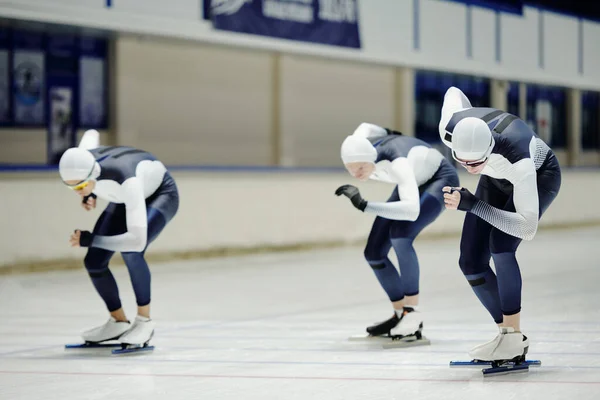 Gruppe Fitter Jugendlicher Sportler Sportuniform Gleitet Über Die Eisbahn Der — Stockfoto
