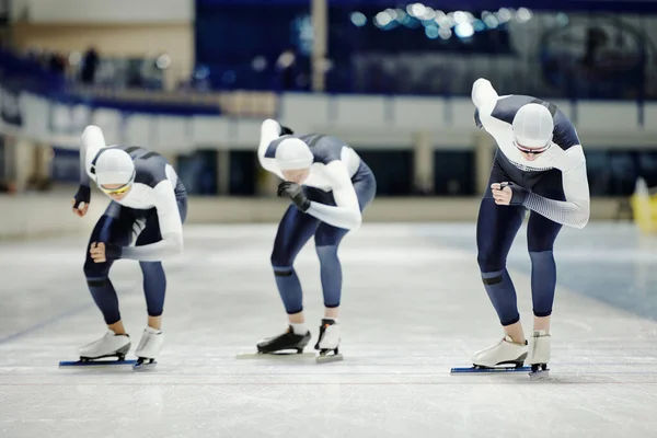 Três Jovens Patinadores Gelo Masculinos Uniforme Esportivo Patins Deslizando Longo — Fotografia de Stock