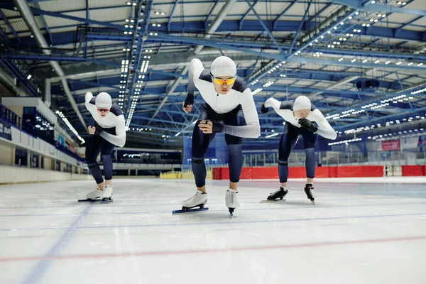 Spor Üniformalı Genç Buz Patencisi Arkasından Iki Sporcu Daha Yarışmaya — Stok fotoğraf