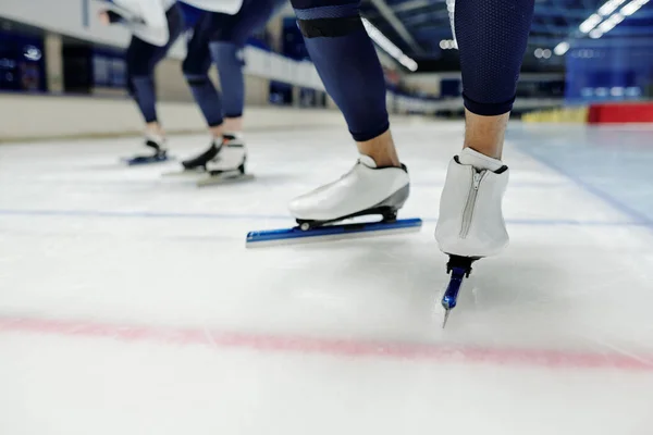 Nahaufnahme Des Unterschenkels Eines Jungen Sportlers Schlittschuhen Der Einem Eisschnelllauf — Stockfoto