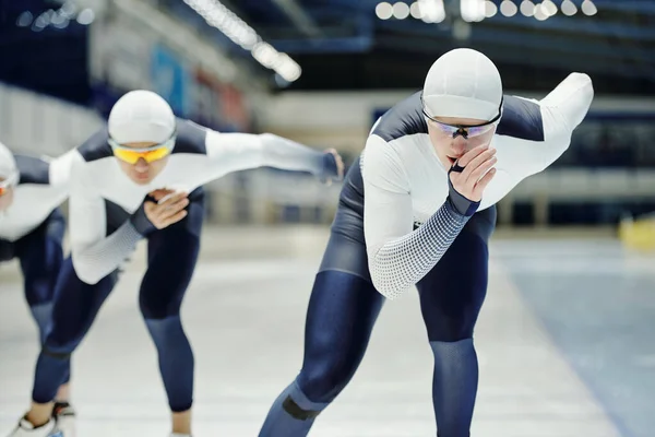 Spor Üniformalı Koruyucu Gözlüklü Genç Buz Patencisinden Biri Yarışma Veya — Stok fotoğraf