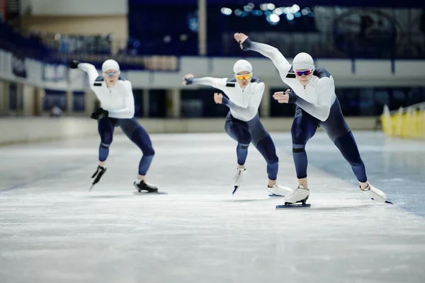 Spor Üniformalı Bir Grup Genç Erkek Sporcu Buz Pistinde Hız — Stok fotoğraf