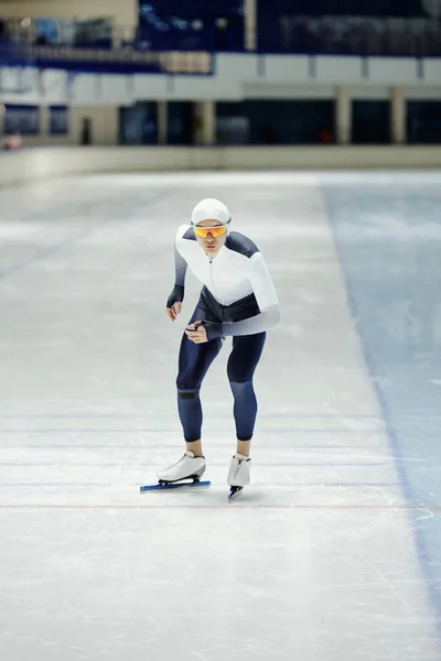 Spor Üniformalı Genç Hız Patencisi Buz Pateni Pistinde Antrenman Yaparken — Stok fotoğraf