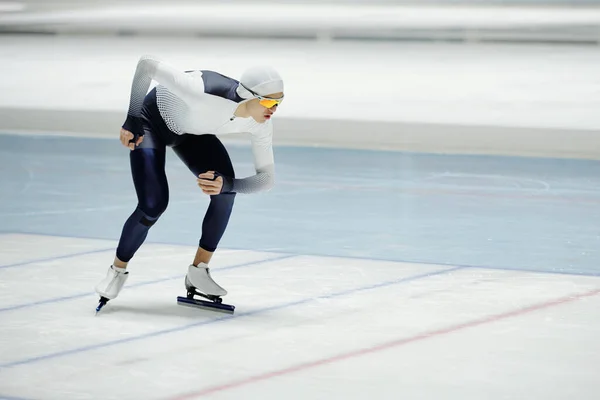 Hız Pateni Üniformalı Gözlüklü Genç Sporcu Modern Alanda Buz Pateni — Stok fotoğraf
