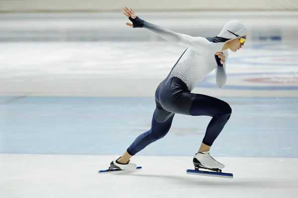 身穿运动服 穿着溜冰鞋在冰球场上练习 同时准备重要比赛的年轻活跃男子侧观 — 图库照片