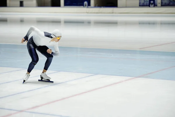 Jonge Schaatser Buigt Naar Voren Tijdens Het Trainen Ijsbaan Oefent — Stockfoto