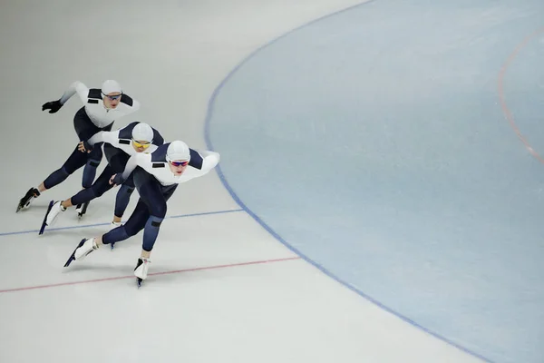 Drei Junge Aktive Sportler Gleiten Auf Schlittschuhen Über Die Eisbahn — Stockfoto