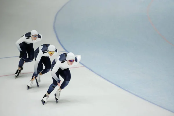 스포츠 유니폼 스케이트 안경을 선수가 경쟁이나 경주에 참가하는 아래로 미끄러지고 — 스톡 사진