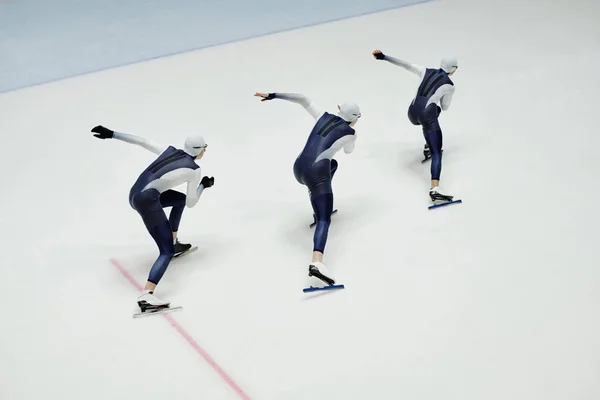 스포츠 유니폼 스케이트를 전진하는 남자의 각도짧은 스피드 스케이팅 링크를 앞으로 — 스톡 사진