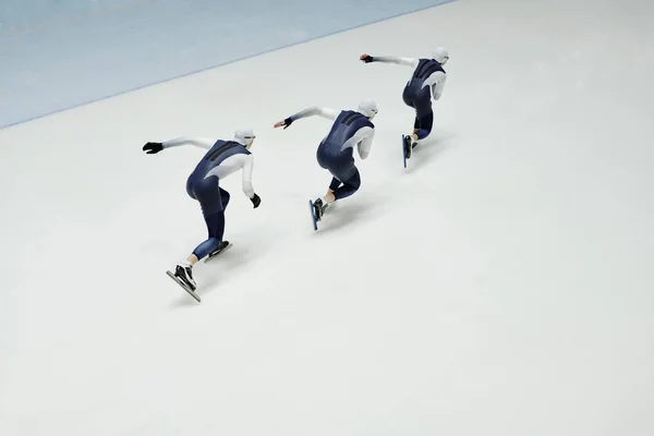 Kleine Groep Jonge Atleten Schaatsen Die Nieuwe Bewegingen Oefenen Tijdens — Stockfoto