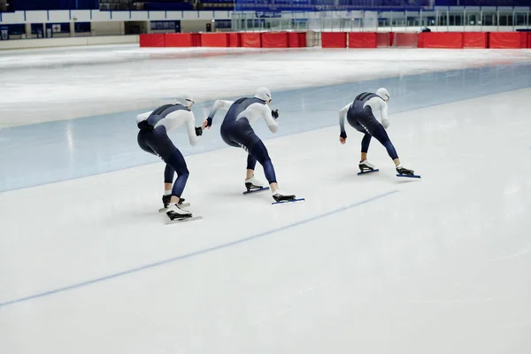Fila Três Jovens Desportistas Uniforme Desportivo Que Deslocam Gelo Longo — Fotografia de Stock