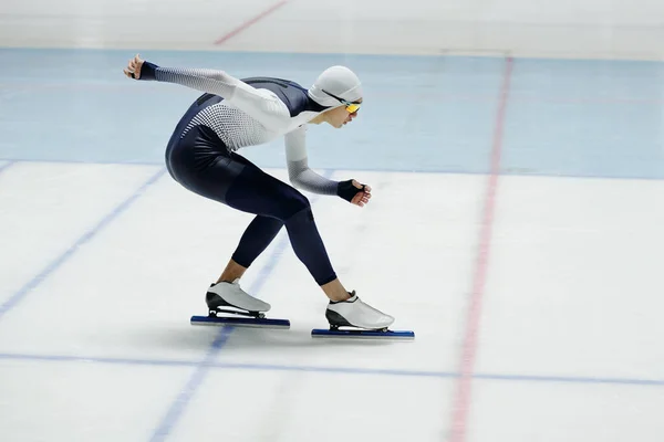 Junge Eisschnellläuferin Beugt Sich Während Des Rennens Oder Beim Üben — Stockfoto