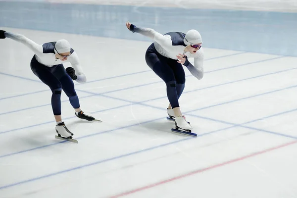 Two Ypung Male Speed Skaters Sports Uniform Moving Forwards Synchronously — Stock Photo, Image