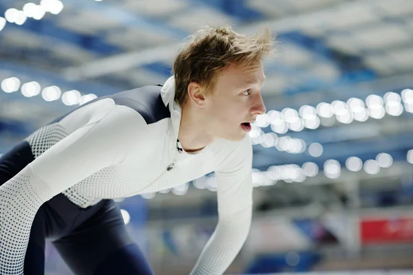 Jeugdige Blonde Mannelijke Atleet Sportuniform Wachtend Startsignaal Terwijl Hij Schaatsbaan — Stockfoto