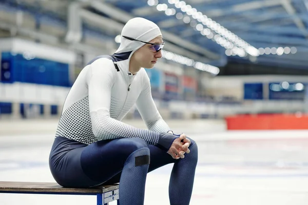 Buz Pateni Sahasında Kenarda Oturan Genç Sporcunun Yan Görüntüsü Kısa — Stok fotoğraf