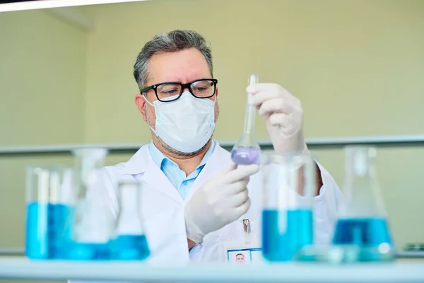 Závažný Dospělý Chemik Nebo Farmakolog Brýlích Laboratorním Plášti Ochranné Masce — Stock fotografie