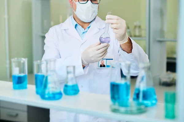 Schnappschuss Eines Männlichen Pharmakologen Laborkittel Schutzhandschuhen Und Maske Mit Flüssigem — Stockfoto