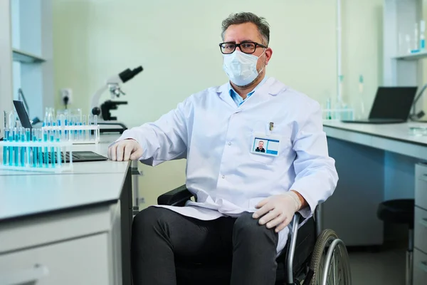 Starší Sebevědomý Vědec Laboratorním Plášti Ochranné Masce Sedí Invalidním Vozíku — Stock fotografie