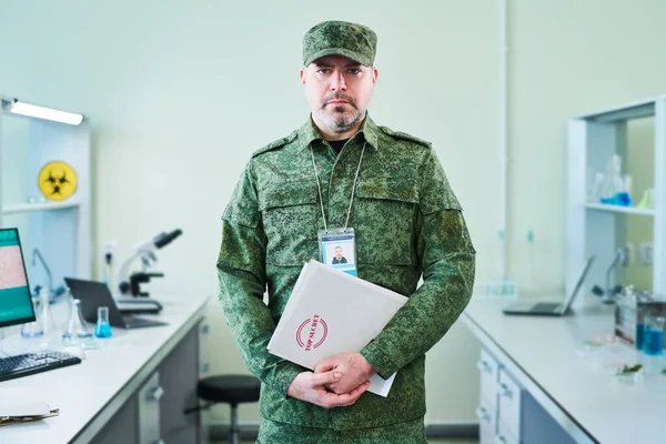 Oficial Maduro Sério Pasta Uniforme Militar Com Arquivos Secretos Descrevendo — Fotografia de Stock