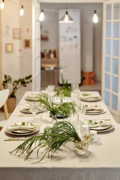 Lange Tafel Geserveerd Voor Familie Diner Viering Van Het Leven — Stockfoto